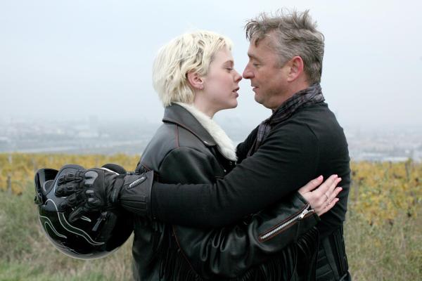 Bild 1 von 1: Im Bild: Sigrid Spörk (Sandra), Andreas Vitasek (Theo).