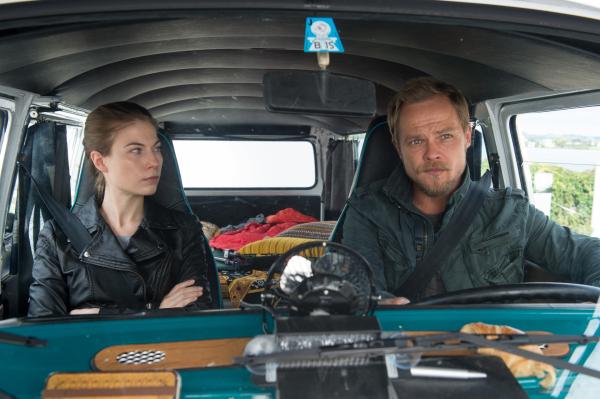 Bild 1 von 14: Hannah Zeiler (Nora von Waldstätten) und Micha Oberländer (Matthias Koeberlin).
