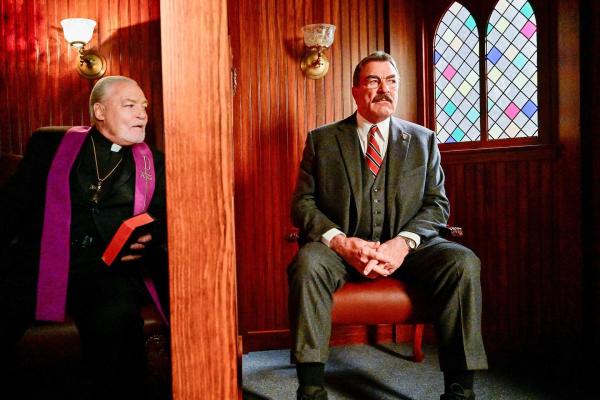 Bild 1 von 1: Im Bild (v.li.): Stacy Keach (Erzbischof Kearns), Tom Selleck (Frank Reagan).