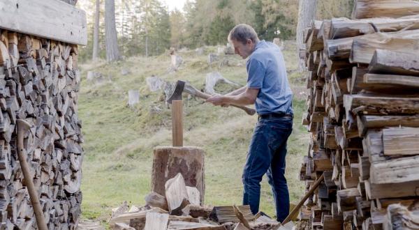 Bild 1 von 9: Im Bild: Hüttenwirt Andreas Eberharter beim Holzhacken.