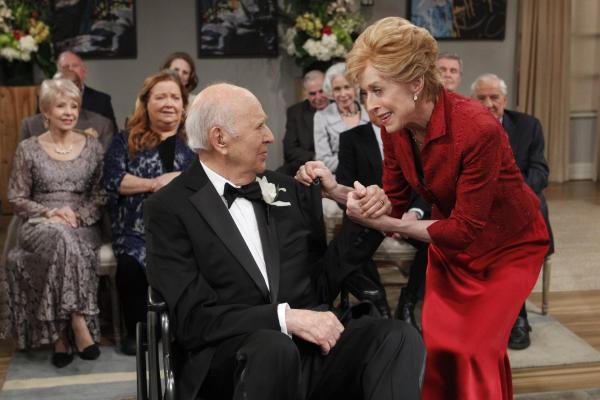 Bild 1 von 10: Happy End: Alan und Walden haben es mit ihren unorthodoxen Methoden geschafft, Marty (Carl Reiner, l.) und Evelyn (Holland Taylor, r.) doch noch zur Heirat zu bewegen ...