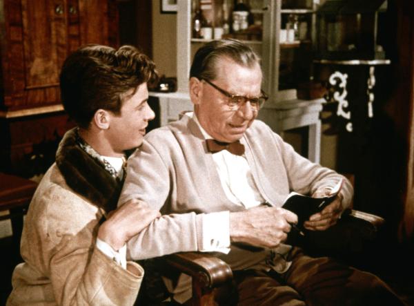 Bild 1 von 6: Ethelbert (Matthias Fuchs, li.) überredet den gutmütigen Tierarzt Dr. Pudlich (Paul Henckels) zu einer Reise an den Rhein.