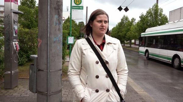 Bild 1 von 3: Nach Jahren der Arbeitslosigkeit möchte Anne-Katrin (20) endlich beruflich Fuß fassen und hat sich hierfür in einem nahegelegenen Gastronomiebetrieb beworben.