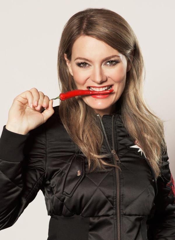 Bild 1 von 20: (2. Staffel) - Martina Hill skizziert altbekannte Frauen-Klischees - mal als Femme Fatale oder fatal peinliche Freundin - und führt diese hemmungslos und unangepasst ad absurdum.