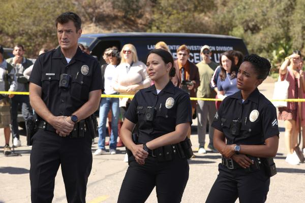 Bild 1 von 3: Immer mehr selbsternannte Glücksritter tauchen in der Stadt auf und stiften Chaos. Nolan (Nathan Fillion, l.), Chen (Melissa O'Neil, M.) und Harper (Mekia Cox, r.) können nicht bloß tatenlos zusehen.