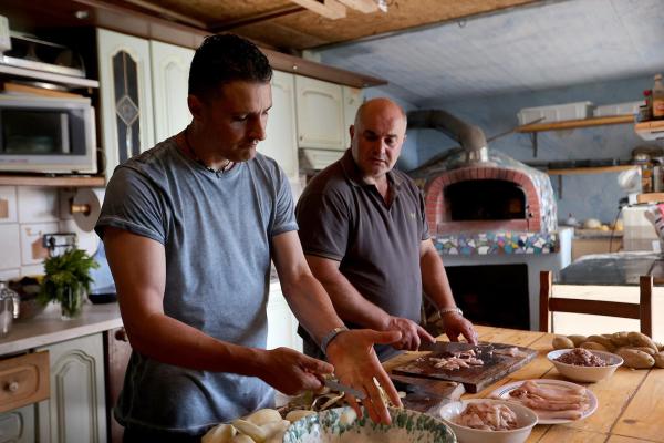 Bild 1 von 15: Im Bild: Sandro Somma (r.) und Alfonso Orlando bereiten Totani und Patate (Pfeilkalmar und Kartoffeln) zu.