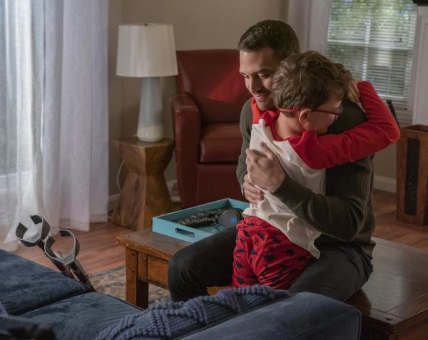 Bild 1 von 5: Eddie Diaz (Ryan Guzman, l.); Christopher Diaz (Gavin McHugh, r.)