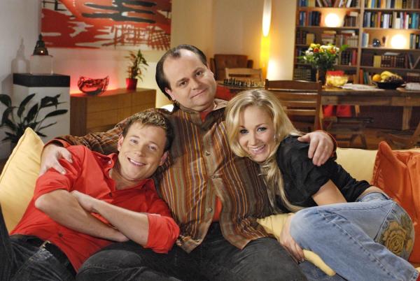 Bild 1 von 8: Wie es sich für Bewohner einer WG gehört, stehen Markus (Markus Majowski, l.) und Mathias (Mathias Schlung, M.) ihrer neuen Mitbewohnerin Janine (Janine Kunze, r.) tatkräftig zur Seite ...