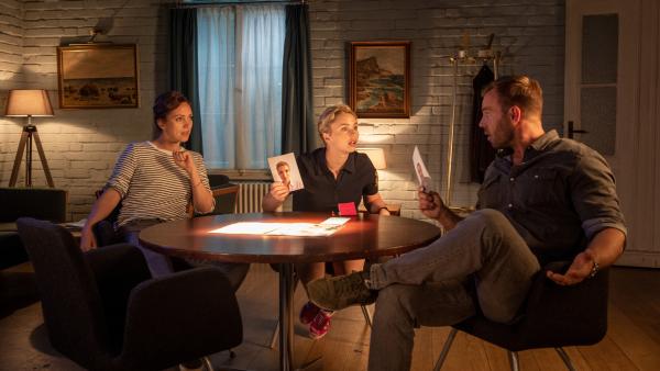 Bild 1 von 7: Vor 17 Jahren ist Christina Bellstedt spurlos verschwunden. Doch nun ist ihr Schädel in einer alten Schwimmhalle aufgetaucht. Ist die junge Frau doch ermordet worden? Ein Täter konnte damals nicht gefasst werden. Die Kollegen Joost (Nike Fuhrmann, l.), Pöhlmann (Dominic Boeer, r.) und Stine (Sidsel Hindhede, M.) rollen den alten Fall noch einmal auf. Können die Kriminalbeamten den Mörder nun endlich finden?