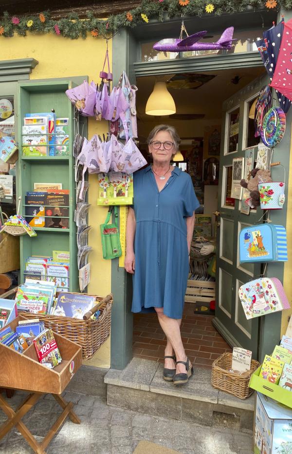 Bild 1 von 7: Buchhändlerin Conny Krummrich vor ihrem Kinderbuchladen