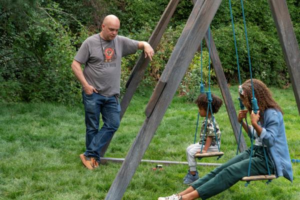 Bild 1 von 6: Director Colm McCarthy, Carell Rhoden as Jake McKee and Antonia Thomas as Karina McKee in Bagman. Photo Credit: Simon Varsano