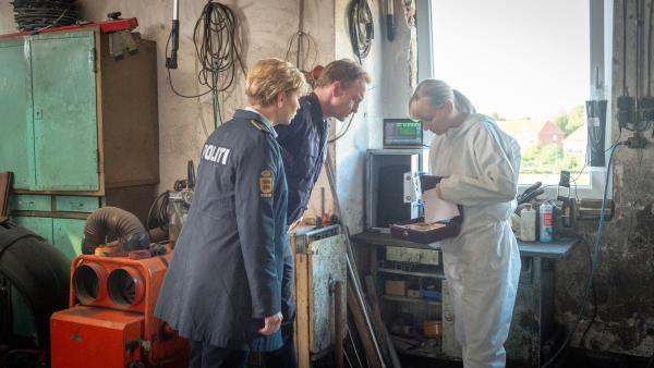 Bild 1 von 7: Roswitha Prinzler (Silke Matthias, r.) hat am Tatort einen Safe geknackt. Stine (Sidsel Hindhede, l.) und Timmermann (Mathias Junge, M.) machen darin eine interessante Entdeckung: Ein, auf den ersten Blick, wertloser Laptop samt USB-Stick, der offenbar jahrelang nicht angerührt worden ist. Welches Geheimnis birgt der Laptop?