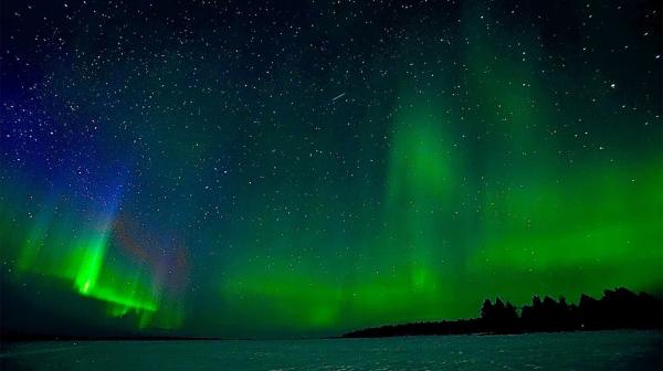 Bild 1 von 8: Bei idealen Wetterbedingungen hat man vielleicht das Glück die Aurora Borealis über dem gefrorenen Inari-See zu bestaunen.