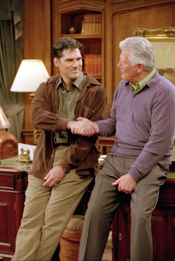 Bild 1 von 7: Edward will bei seiner bevorstehenden Geburtstagsfeier auch seinen Nachfolger für seine Firma bekanntgeben. Alle Montgomerys kommen zu diesem großen Familienfest zusammen. Die Intrigen, Affären und Komplotte, die in der Familie zur Tagesordnung gehören, inspirieren Dharma dazu, Detektivin zu spielen. Als der große Tag der Geburtstagsfeier endlich da ist, will sie der ganzen Familie erklären, was sie herausgefunden hat - und das ist alles andere als eine gute Idee.