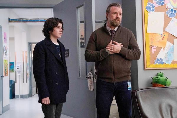 Bild 1 von 62: Im Bild (v.li.): Griffin Santopietro (Linus Wilding,), Tyler Labine (Dr. Iggy Frome).