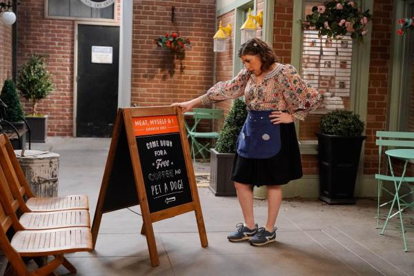 Bild 1 von 12: Kat (Mayim Bialik)