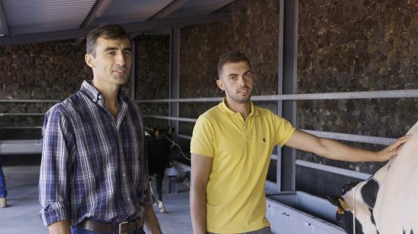 Bild 1 von 11: Die beiden Jungbauern Henrique Lourenço  und JoÃ£o Couto Pacheco besitzen auf der Insel Sao Miguel zusammen rund 90 Milchkühe.