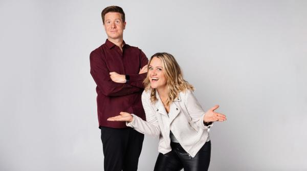 Bild 1 von 2: Gemeinsam mit den Zuschauerinnen und Zuschauern sowie den Zuhörerinnen und Zuhörern feiern die beiden Moderatoren noch einmal die unterschiedlichen Jahrzehnte.