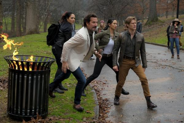 Bild 1 von 12: (v.l.n.r.) Riley Davis (Tristin Mays); Russ Taylor (Henry Ian Cusick); Desi Nguyen (Levy Tran); Angus MacGyver (Lucas Till)