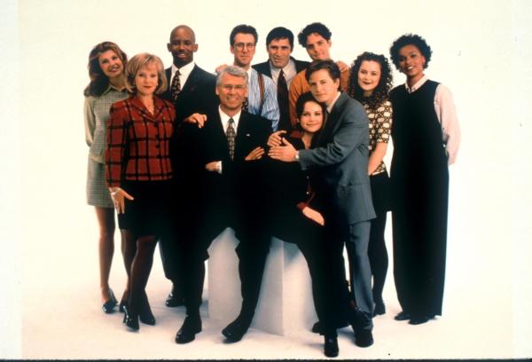 Bild 1 von 16: (1. Staffel) - Das Team des Bürgermeisters von New York City (v.l.n.r.): Nikki (Connie Britton), Helen (Deborah Rush), Carter (Michael Boatman), Bürgermeister Winston (Barry Bostwick), Stuart (Alan Ruck), Paul (Richard Kind), James (Alexander Gaberman), Ashley (Carla Gugino), Mike (Michael J. Fox), Karen (Taylor Stanley) und Janelle (Victoria Dillard).