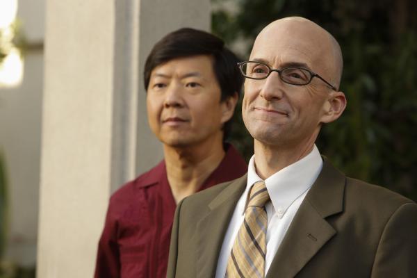 Bild 1 von 17: Dean Pelton (Jim Rash, r.) erzählt Annie und Abed interessante Details über den ersten Dean des Colleges, während Chang (Ken Jeong, l.) und der Rest der Truppe in Erinnerung schwelgen, als verkündet wird, dass das College verkauft werden könnte ...