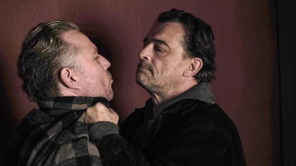 Bild 1 von 19: Im Bild: Gangster Hanno Pottek (Dirk Borchardt, l.), und Armin Wiesner (Thomas Sarbacher, r.) streiten sich um die Beute aus ihrem Diamantenraub.