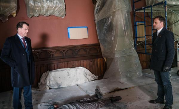 Bild 1 von 7: Morland Holmes (John Noble, l.) glaubt, dass der Mann, der die Bombe in seinem Büro deponierte, auch seinen Sohn Sherlock (Jonny Lee Miller, r.) töten wollte und bietet ihm seine Hilfe an. Sherlock ist sich jedoch sicher, dass er und Morland nicht denselben Feind haben ...