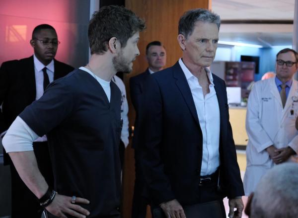 Bild 1 von 18: Dr. Conrad Hawkins (Matt Czuchry, l.); Dr. Randolph Bell (Bruce Greenwood, r.)
