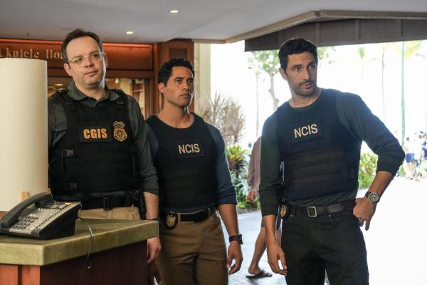Bild 1 von 9: Kai Holman (Alex Tarrant, M.); Jesse Boone (Noah Mills, r.)