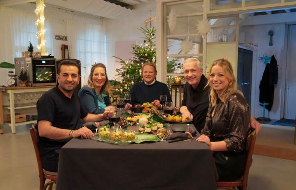 Bild 1 von 3: Von links: Ali GüngörmüÅ?, Yvonne Willicks, Björn Freitag, Alexander Herrmann und Zora Klipp freuen sich auf das festliche Menü aus weihnachtlichen Tapas.