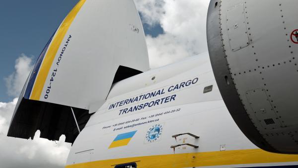 Bild 1 von 2: Der Bug lässt sich hydraulisch öffnen und durch Einziehen des Bugfahrwerks absenken, wodurch das Flugzeug über eine flache Rampe direkt vom Boden aus beladen werden kann.