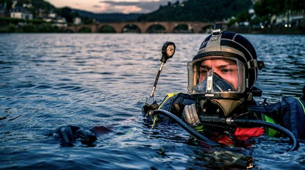 Bild 1 von 1: Für einen Einsatz im Neckar müssen die Taucher der Berufsfeuerwehr Heidelberg regelmäßig trainieren.