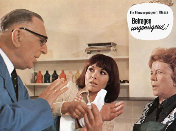 Bild 1 von 1: Der arme Dr. Taft (Theo Lingen) hat sich bei der häuslichen Arbeit verletzt - die hübsche Denise (Renate Roland, Mitte) und seine Frau (Charlotte Witthauer) zeigen sich ernsthaft besorgt.