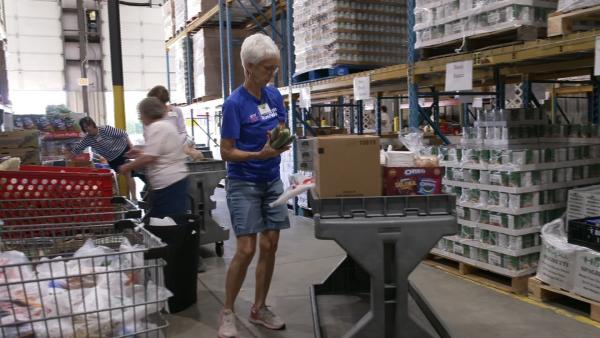 Bild 1 von 7: Lebensmittelausgabe in Bennett, North Carolina