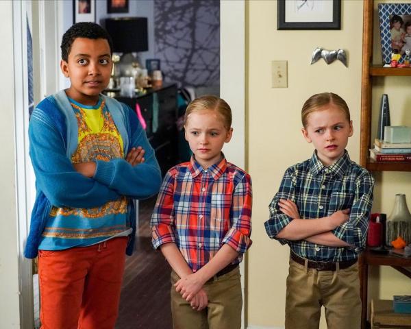 Bild 1 von 10: (v.l.n.r.) Rory Banks (Devin Trey Campbell); Amy Fogerty (Ella Allan); Emma Fogerty (Mia Allan)