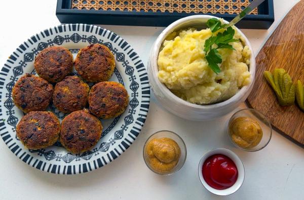 Bild 1 von 4: In Österreich: Noemi und Laura haben vegane Knödel zubereitet.