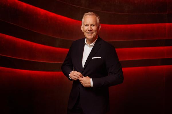 Bild 1 von 1: Johannes B. Kerner führt durch das Konzert des Bundespräsidenten in Altötting.