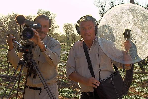 Bild 1 von 6: Hans Schweiger (links) und Ernst Arendt bei Film- und Tonaufnahmen im australischen Busch.