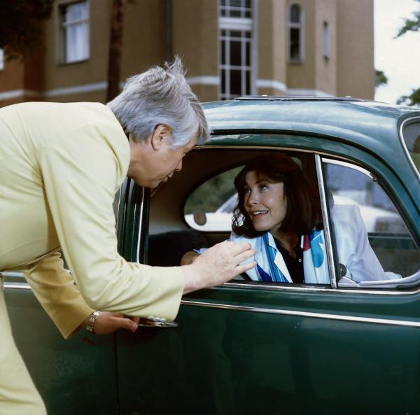 Bild 1 von 5: Angi (Thekla Carola Wied, r.) und Werner (Peter Weck, l.) treffen sich zum ersten Rendezvous.
