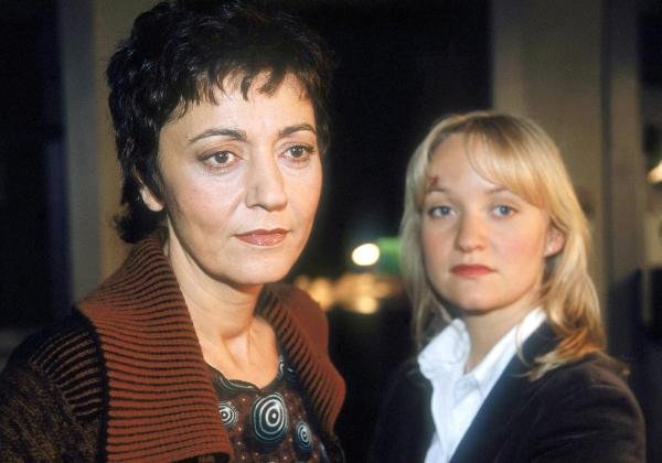 Bild 1 von 6: Im Bild: Sabrina (Despina Pajanou) und Caro (Eva Herzig) beobachten wie Gallwitz abgeführt wird.
