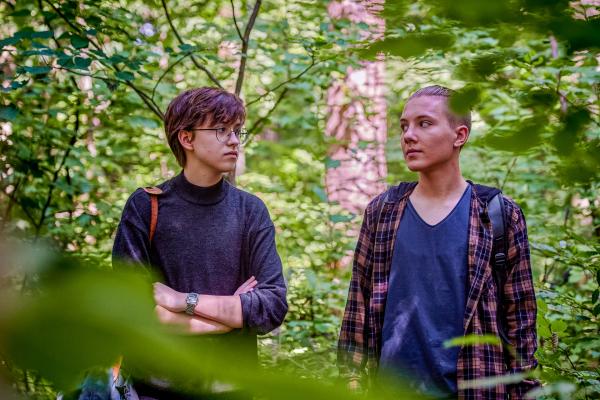 Bild 1 von 4: Noah (Philip Rüger, re.) findet in Joel (Samuel Koch, li.) einen unerwarteten Verbündeten.