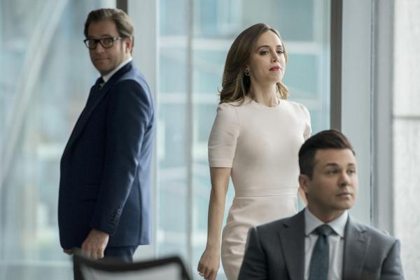 Bild 1 von 18: Als sein Freund Benny (Freddy Rodriguez, r.) ihn wegen Fehlverhaltens in seinem alten Job bei der Staatsanwaltschaft anklagt, willigt Bull (Michael Weatherly, l.) ein, für diesen speziellen Fall die knallharte Anwältin J.P. Nunnelly ((Eliza Dushku, M.) zu engagieren ...