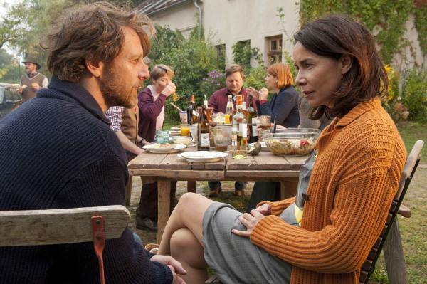 Bild 1 von 15: Können Nicky (Katharina Müller-Elmau, r.) und Axel (Hendrik Duryn, l.) ihr ganzes Leben wieder auf Anfang setzen?