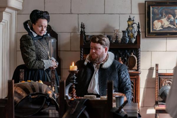 Bild 1 von 12: Katharina von Medici (Samantha Morton, l.); Louis de Bourbon (Danny Kirrane, r.)