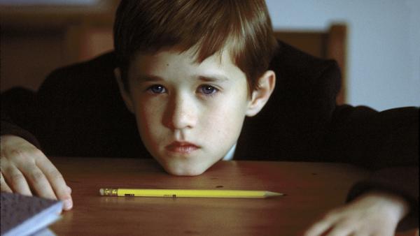 Bild 1 von 5: Cole (Haley Joel Osment) kann tote Menschen sehen..