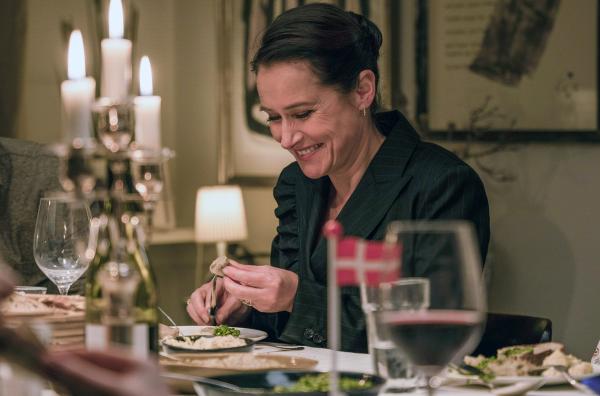 Bild 1 von 3: Birgitte (Sidse Babett Knudsen) nimmt am Geburtstagsessen ihres Sohnes Magnus teil. Unbedingt möchte sie die Beziehung zu ihm verbessern.