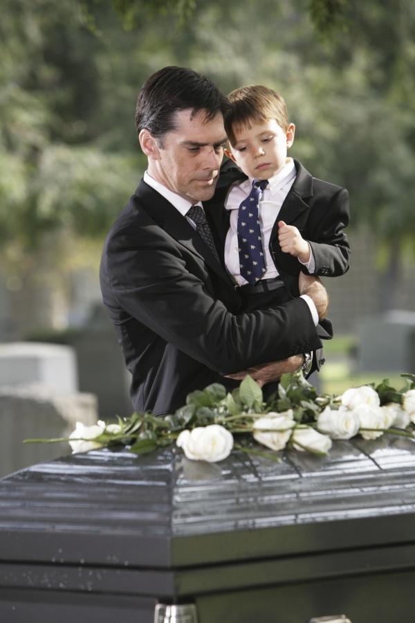 Bild 1 von 19: Müssen Abschied nehmen von einem geliebten Menschen: Hotch (Thomas Gibson, l.) und Jack (Cade Owens, r.) ...