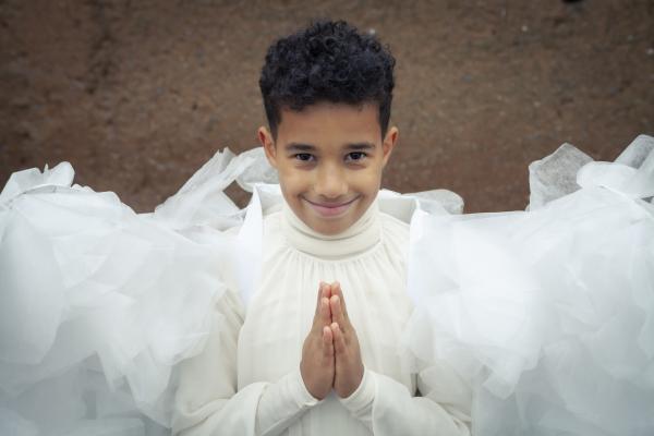 Bild 1 von 11: Beim Krippenspiel in der Schule soll Paule (Sanusi Bah) den Schwarzen Kaspar spielen. Er will aber viel lieber der Engel sein.