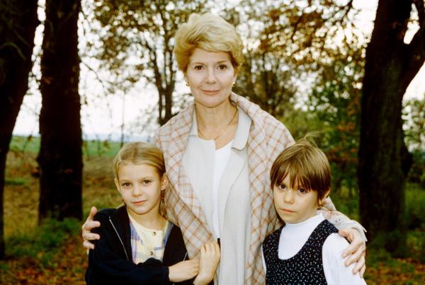 Bild 1 von 5: Im Bild: Julia mit ihrer Enkelin Elisabeth und Gaby Resch (v.li.: Paula Polak, Christiane Hörbiger, Alexandra Grausam).