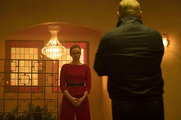 Bild 1 von 6: Villanelle (Jodie Comer, l.); Raymond (Adrian Scarborough, r.)